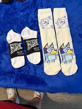 Casual White Low-Cut & Cream Character Crew Socks - Pack Bluey dog and other